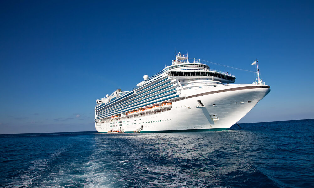 Groot cruise ship in de zee